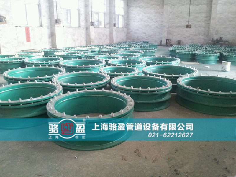 河南省駐馬店市正陽(yáng)縣柔性人防套管發(fā)貨圖 /></p>人防套管主要應(yīng)用于管道穿墻處不承受管道振動(dòng)和伸縮變形的建筑物，一般情況下，如果只是考慮到管道的穿墻，不需考慮管道的位移變形，只需要選用人防套管。如果對(duì)于地震設(shè)防要求比較高的地區(qū)，在使用人防套管的同時(shí)應(yīng)在該建筑物外墻管道設(shè)置柔性連接，從而達(dá)到墻體的防水目的。<br />    人防套管安裝說(shuō)明：① 按照設(shè)計(jì)圖樣的要求，在建筑物上定出管道走向、位置和標(biāo)高，確定支架的位置和數(shù)量 ② 安裝支架。根據(jù)確定好的支架位置和施工現(xiàn)場(chǎng)的實(shí)際情況，選定支架的安裝方式，將支架安裝到位③ 預(yù)制管段。根據(jù)施工圖，根據(jù)施工現(xiàn)場(chǎng)的實(shí)際情況，按照測(cè)線的方法，繪制各段管線加工圖，將劃分加工好的管段，分段下料，編好序號(hào)，開好坡口，以備組對(duì)④ 管道就位。把預(yù)制好的管段安放到支架上，并采取臨時(shí)固定措施⑤ 管道連接。將安放好的管道，對(duì)好管口，用焊接的方法，連成管線 ⑥ 找好坡度。按設(shè)計(jì)要求，找好管線坡度。事實(shí)上，坡度在支架安裝時(shí)就已找好，管道連接后，再檢查校對(duì)一下，檢查校對(duì)合格，把管線固定在支架上。<br />    在使用人防套管的時(shí)候，還應(yīng)該注意管子內(nèi)徑與人防套管外徑保持一致。如果在人防套管安裝后發(fā)現(xiàn)管道出現(xiàn)縫隙，可以采用柔性石棉材料進(jìn)行填充。<br />    駱盈管道專業(yè)生產(chǎn)人防套管。人防套管主要應(yīng)用于管道穿墻處不承受管道振動(dòng)和伸縮變形的建筑物，一般情況下，如果只是考慮到管道的穿墻，不需考慮管道的位移變形，只需要選用人防套管。駱盈生產(chǎn)的河南省駐馬店市正陽(yáng)縣<a href=http://www.luoying168.com target=_blank class=infotextkey>鴨嘴閥</a>能夠?qū)崿F(xiàn)污水的正向流出反向止逆的功能，產(chǎn)品質(zhì)量符合~標(biāo)準(zhǔn)。駱盈管道專業(yè)生產(chǎn)二十多種不同類型的<a href=http://www.luoying168.com target=_blank class=infotextkey>鴨嘴閥</a>，產(chǎn)品質(zhì)量符合~標(biāo)準(zhǔn)，并且我公司長(zhǎng)期與國(guó)內(nèi)的一大批知名的鋼鐵閥門廠家進(jìn)行合作并建立深厚的合作友誼，產(chǎn)品質(zhì)量經(jīng)得起實(shí)踐的檢驗(yàn)，專業(yè)致力于管道行業(yè)二十多年，駱盈品質(zhì)值得您的信賴。駱盈管道作為專業(yè)的生產(chǎn)鴨嘴閥廠家，產(chǎn)品質(zhì)量經(jīng)得起實(shí)踐的檢驗(yàn)，駱盈產(chǎn)品不僅性能優(yōu)良，而且鴨嘴閥價(jià)格也是十分的優(yōu)惠。河南省駐馬店市正陽(yáng)縣鴨嘴閥哪家好，駱盈管道是選。<p style=